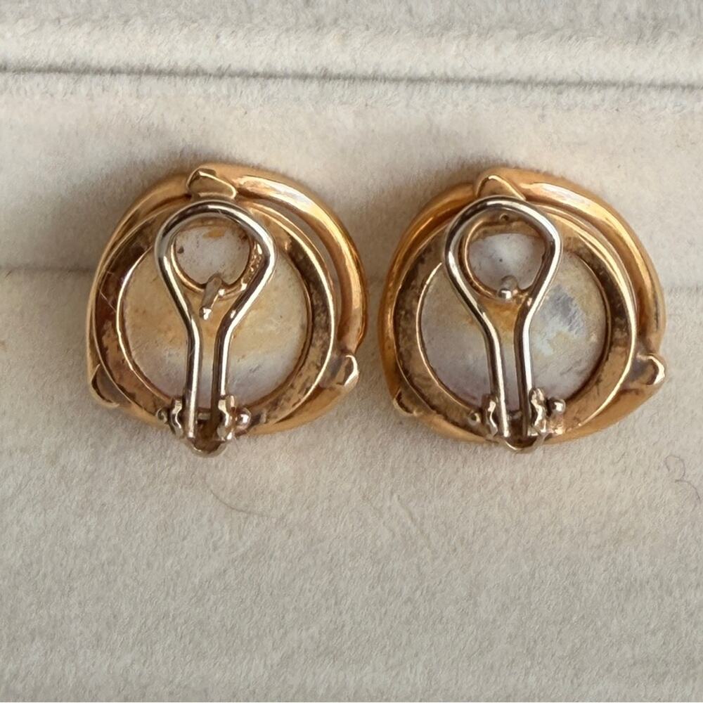 Vintage 14k gold Mabe Pearl Earrings lever Back Vintage (circa 1960s–1980s) - Picture 4 of 12